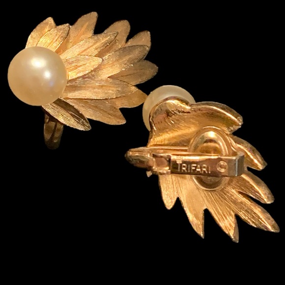 Vintage Crown Trifari Earrings - Picture 4 of 5